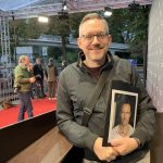 “Ich besitze so 6000 bis 7000 Autogramme” Autogrammjäger Carsten Werner mit einem signierten Bild am roten Teppich