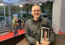 “Ich besitze so 6000 bis 7000 Autogramme” Autogrammjäger Carsten Werner mit einem signierten Bild am roten Teppich