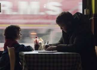 Audienz mit dem Gewissen Ausschnitt aus dem Film Bruno: Daniel und Izzy sitzen gemeinsam am Tisch