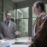 “Kranke Geschäfte” – Medikamentenversuche in der DDR Zwei Männer stehen sich im Krankenhaus gegenüber.