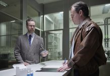 “Kranke Geschäfte” – Medikamentenversuche in der DDR Zwei Männer stehen sich im Krankenhaus gegenüber.