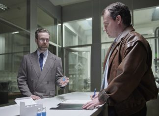 “Kranke Geschäfte” – Medikamentenversuche in der DDR Zwei Männer stehen sich im Krankenhaus gegenüber.