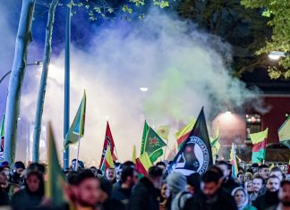 Erneute Demonstration gegen Syrienoffensive Rauch von Feuerwerkskörpern steigt über einer Demonstration von Kurden im Hamburger Schanzenviertel auf. Die Demonstranten sind gegen die türkische Militäroffensive in Nordsyrien auf der Straße.