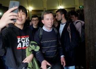 Lucke verlässt Uni unter Protest Bernd Lucke verlässt Uni