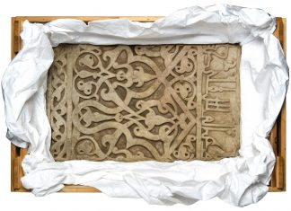 Hamburger Museum gibt Kunstwerk zurück Ein Bild des Marmorpaneels.