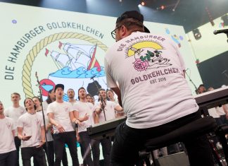 Die Hamburger Goldkehlchen wollen zum ESC Der Männerchor "Die Hamburger Goldkehlchen", vorne sitzt der Keyboarder, im Hintergrund ist der Chor