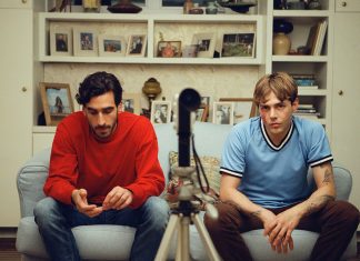 Zwei Freunde, ein Kuss, tausend Fragen Matt und Max sitzen auf einem Sofa und schauen in die Kamera