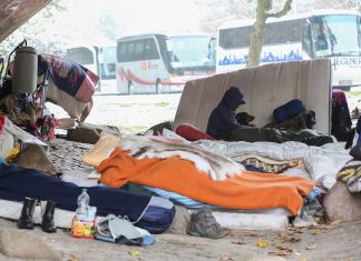 Winternotprogramm startet am 1. November – und sorgt für Kritik Ein mit Kapuze vermummter obdachloser Mann, der inmitten eines provisorischen Matratzenlagers unter der Brücke sitzt.