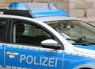 Polizei verstärkt Schutz vor Synagoge Ein Polizeiwagen, der vor einem Steinwand parkt.