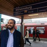 Erster Stopp: Wir starten unseren Spaziergang an der S-Bahn-Station Wilhelmsburg. Im Bild: Regisseur des Films “Bonnie und Bonnie” Ali Hakim. Foto: Sandra Jütte