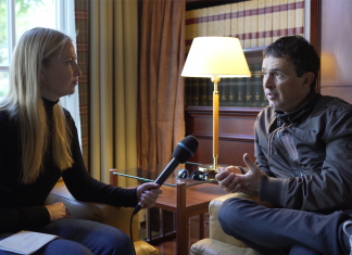 “Es reicht nicht, sie zu töten, wir sollen sie vergessen” Julie Elie im Gespräch mit FINK.HAMBURG Redakteurin Carlotta Schaffner