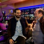 Fünfter Stopp: Ali Hakim und der Besitzer der Sportbar Rexhep Ismaini sitzen am Tresen der Bar und unterhalten sich. Foto: Sandra Jütte