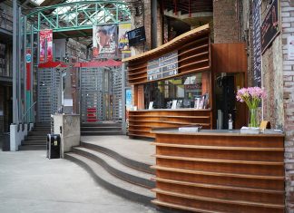 Ums Eck geschaut: Zeise Kinos Zeise-Kinos-Ottensen-Großaufnahme-Eingang-Innen