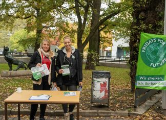 Vollversammlung fürs Klima Aurelia Bischoff und Sina Sicks stehen am Infostand von Fridays For Future.