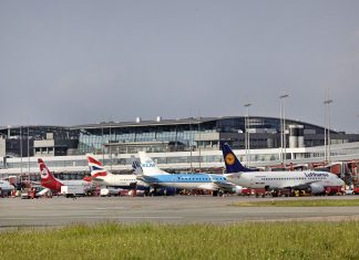 Fluggäste ziehen vor Gericht Stehende Flugzeuge am Hamburger Flughafen.