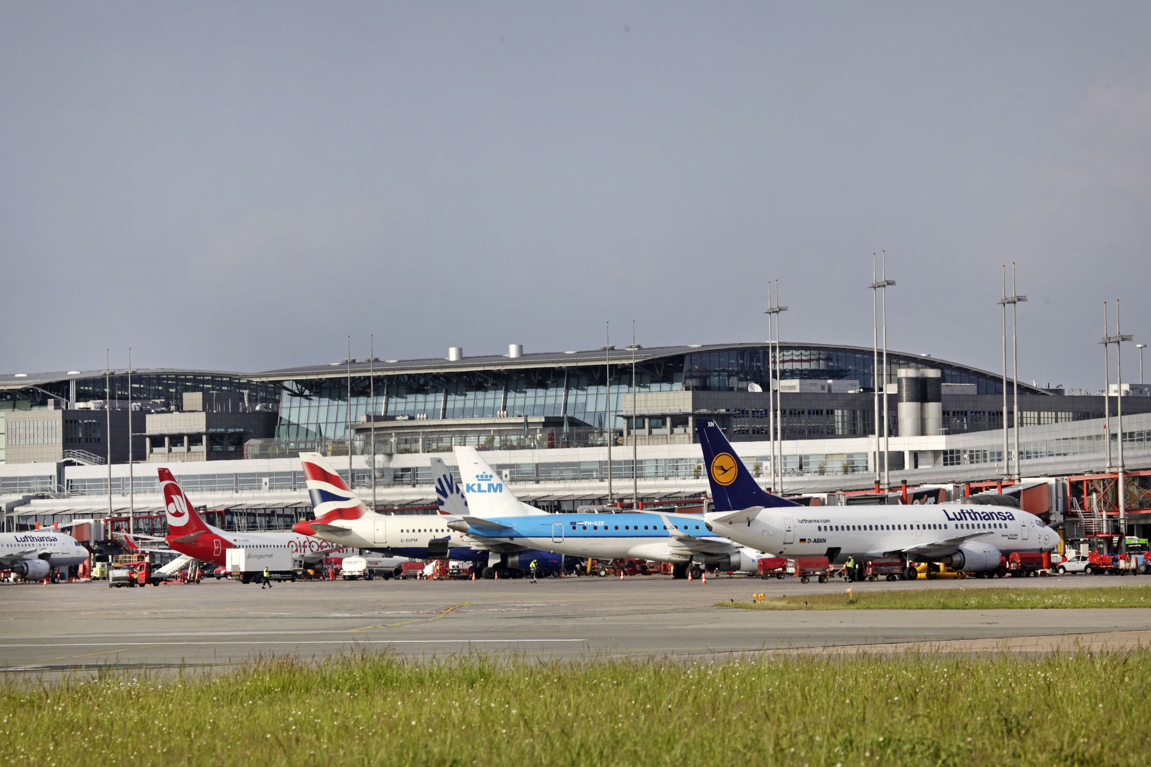 Stehende Flugzeuge am Hamburger Flughafen.