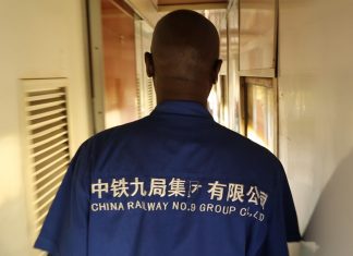 Die Zukunft Afrikas – und Chinas Einfluss darauf Ein afrikanischer Arbeiter eines chinesischen Eisenbahnunternehmens.