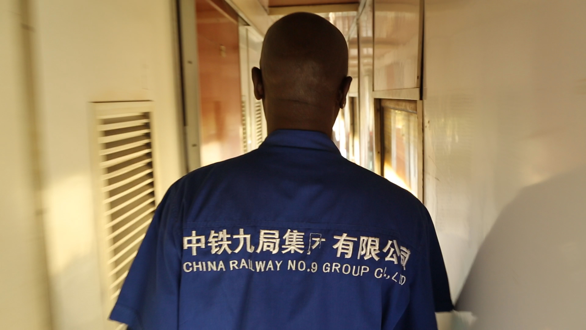 Ein afrikanischer Arbeiter eines chinesischen Eisenbahnunternehmens.