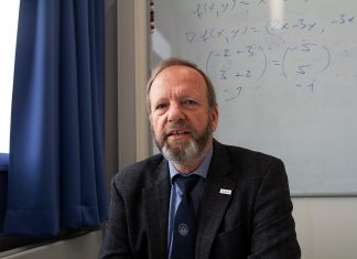 “Die Studis sollten merken, dass ich nicht ihre Lebenszeit verschwende” Portrait von Prof. Dr. Christoph Maas. Er sitzt in seinem Büro an einem Schreibtisch.