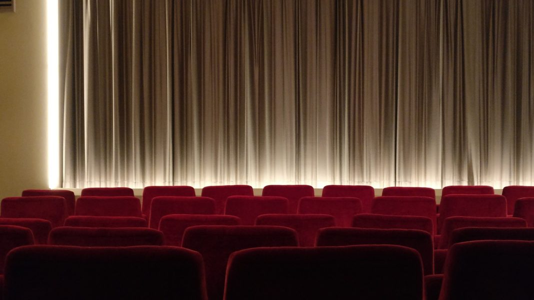 Ein Kinosaal mit zugezogenem Vorhang