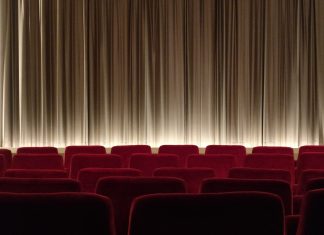 Diskussion auf dem Filmfest: Bleiben in Zukunft die Kinosessel leer? Ein Kinosaal mit zugezogenem Vorhang