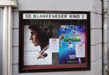 Ums Eck geschaut: Blankeneser Kino Schaukasten mit zwei Plakaten rechts neben dem Eingang.