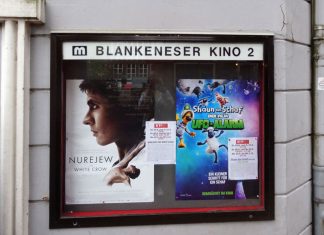 Ums Eck geschaut: Blankeneser Kino Schaukasten mit zwei Plakaten rechts neben dem Eingang.