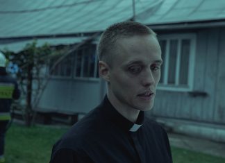 Koks trifft Glaube Daniel in in Priesterrobe.