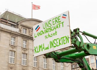 Darum gehen junge Bauern auf die Straße Traktor mit Protestschild auf dem Rathausplatz in Hamburg. Foto: Benjamin Eckert