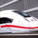Fernzug-Upgrade für den Bahnhof Bergedorf geplant ICE 4 fährt mit einer Schallschutzmauer im Hintergrund.