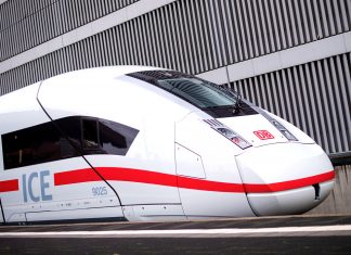 Fernzug-Upgrade für den Bahnhof Bergedorf geplant ICE 4 fährt mit einer Schallschutzmauer im Hintergrund.