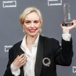 “Ich bin im Moment beschenkt” Schauspielerin Nina Hoss hält eine Trophäe in die Höhe.