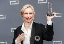 “Ich bin im Moment beschenkt” Schauspielerin Nina Hoss hält eine Trophäe in die Höhe.