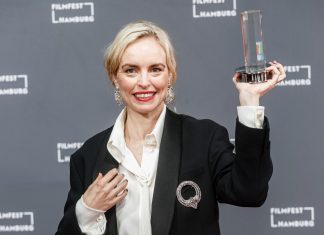 “Ich bin im Moment beschenkt” Schauspielerin Nina Hoss hält eine Trophäe in die Höhe.