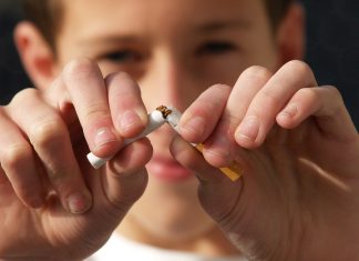 Spielplätze bald frei von Zigaretten und Alkohol Kind zerbricht eine Zigarette