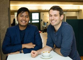 “Ich habe mit der Gründung mein Leben riskiert” Zwei Männer stehen an einem Tisch. Sie haben ihr eigenes Start-Up für 3D-Sounds gegründet.