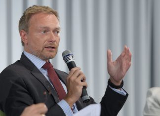 Lindner darf reden – aber nur vor der Uni Christian Lindner spricht in ein Mikrofon
