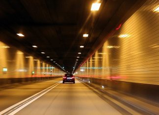 What moves car owners? Auto im Elbtunnel
