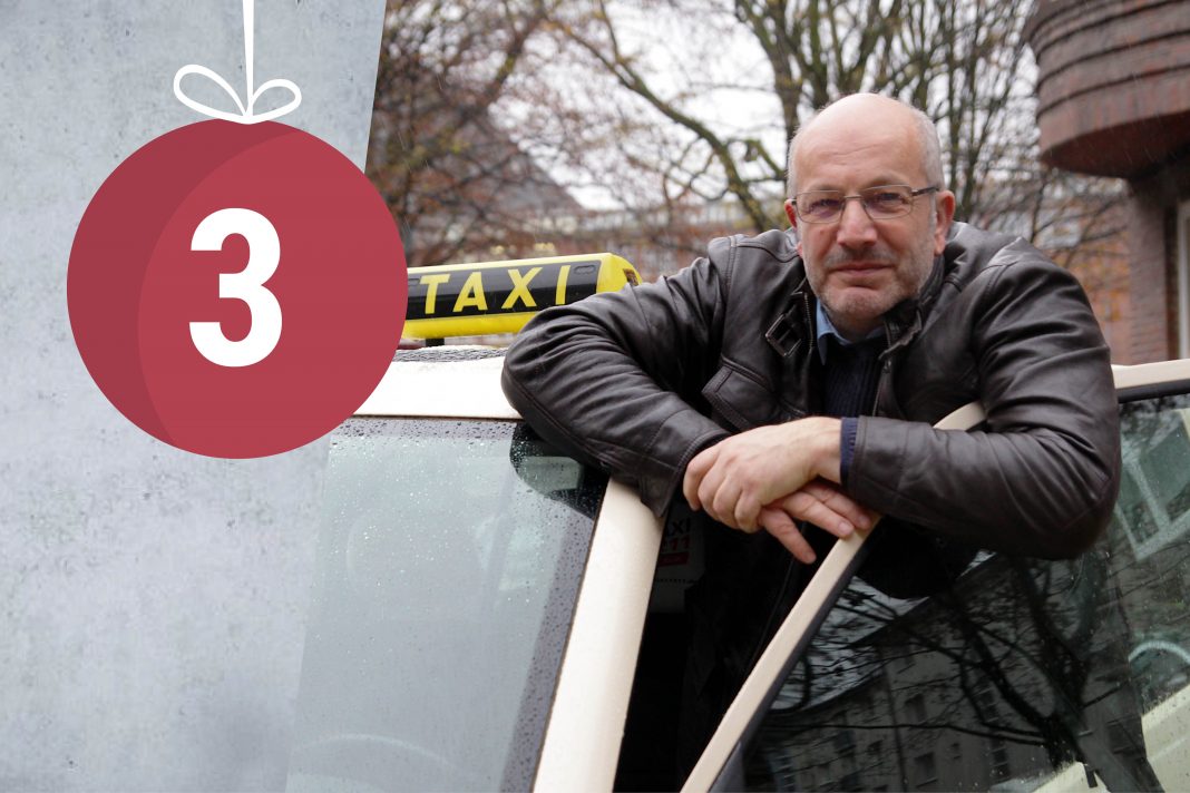Taxifahrer Bernd Meyn schaut aus seinem Taxi heraus. Foto: Max Nölke