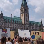 Fridays for Future plant ersten Klimastreik nach Coronapause Demonstrierende "Fridays For Future"-Aktivisten vor dem Hamburger Rathaus.