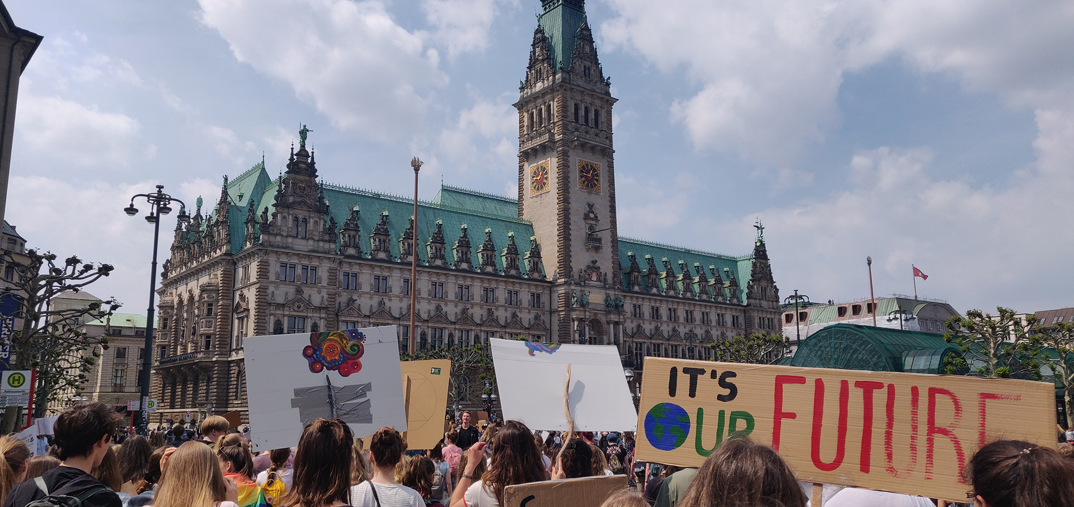 Demonstrierende "Fridays For Future"-Aktivisten vor dem Hamburger Rathaus.