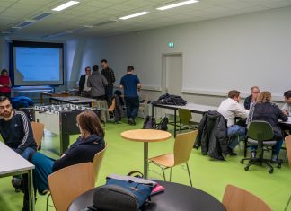 Lernräume der Zukunft Ein Raum voller Leute, die an zusammen arbeiten