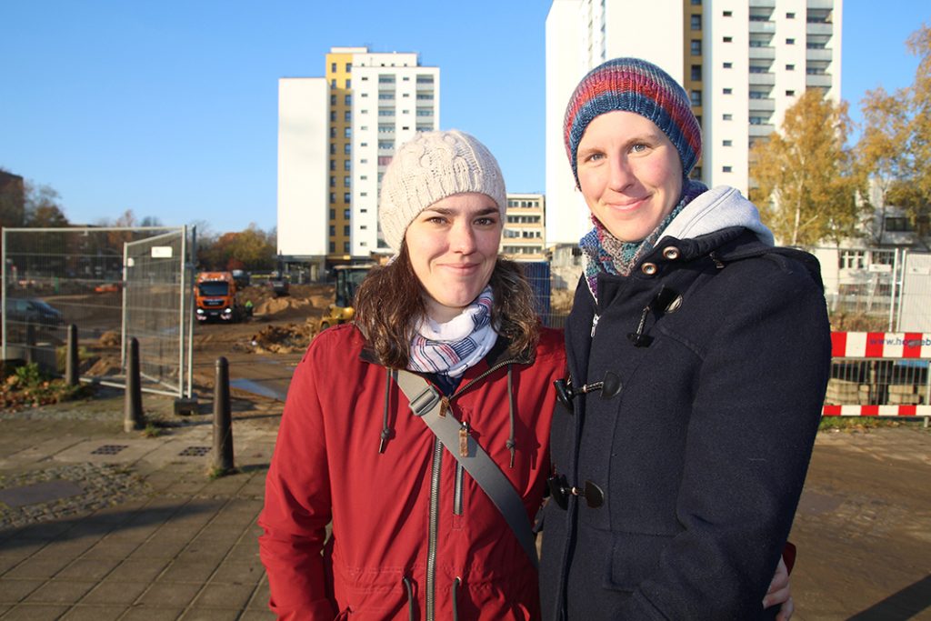 Luc Anna und Birte Mühlbach stehen vor der großen Baustelle in Mümmelmannsberg. Hier entsteht unter anderem ein großer Supermarkt.