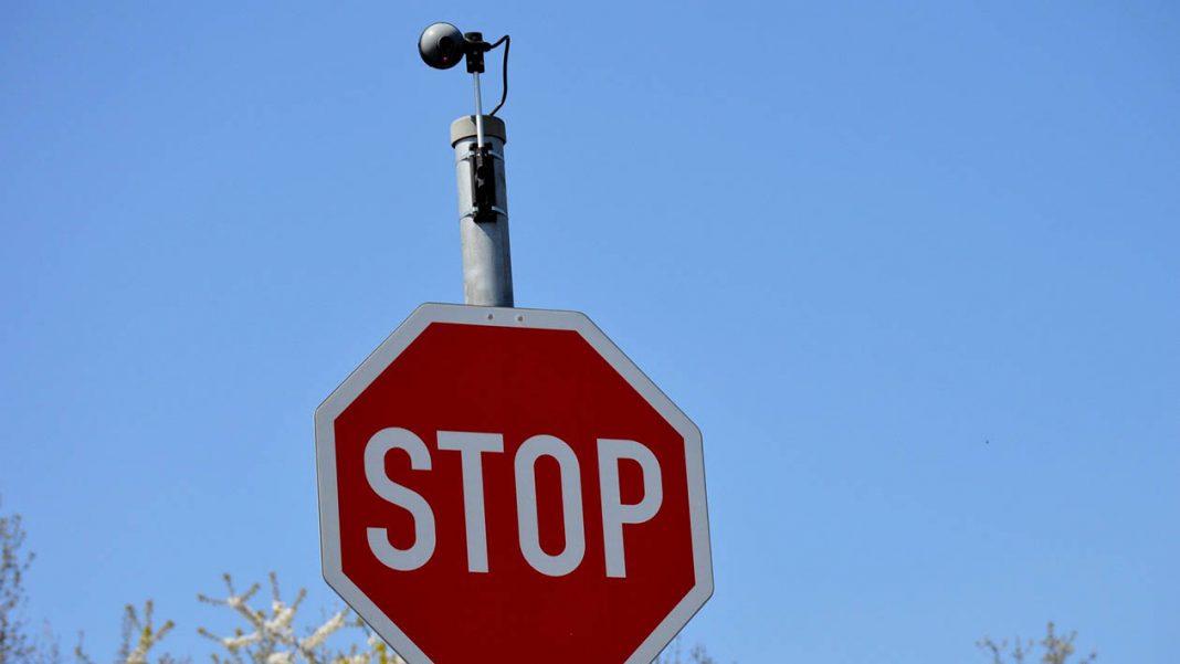 Eine Kamera auf einem Stopschild