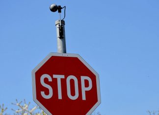 Wärmebildkameras sollen Hamburgs Radverkehr erfassen Eine Kamera auf einem Stopschild