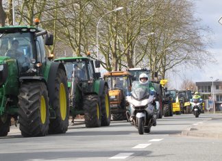 Trecker-Demo: Hier droht in Hamburg Verkehrschaos Traktorenkolonne werden von Polizisten auf Motorrädern begleitet.