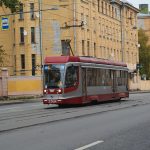 Tram_Fahrend_Straße_2
