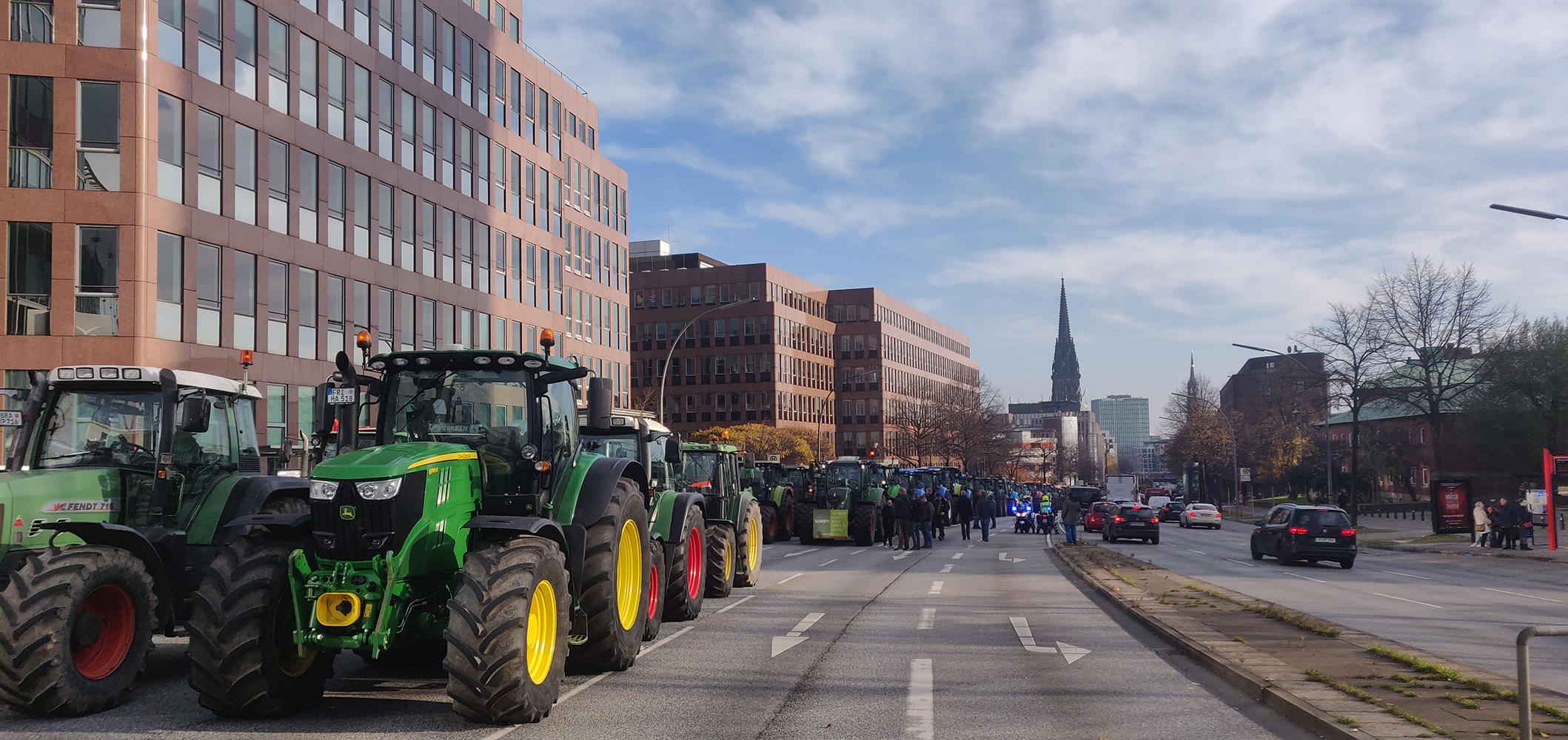 Geparkte Traktoren ohne Ende auf der Ludwig-Erhard-Straße.
