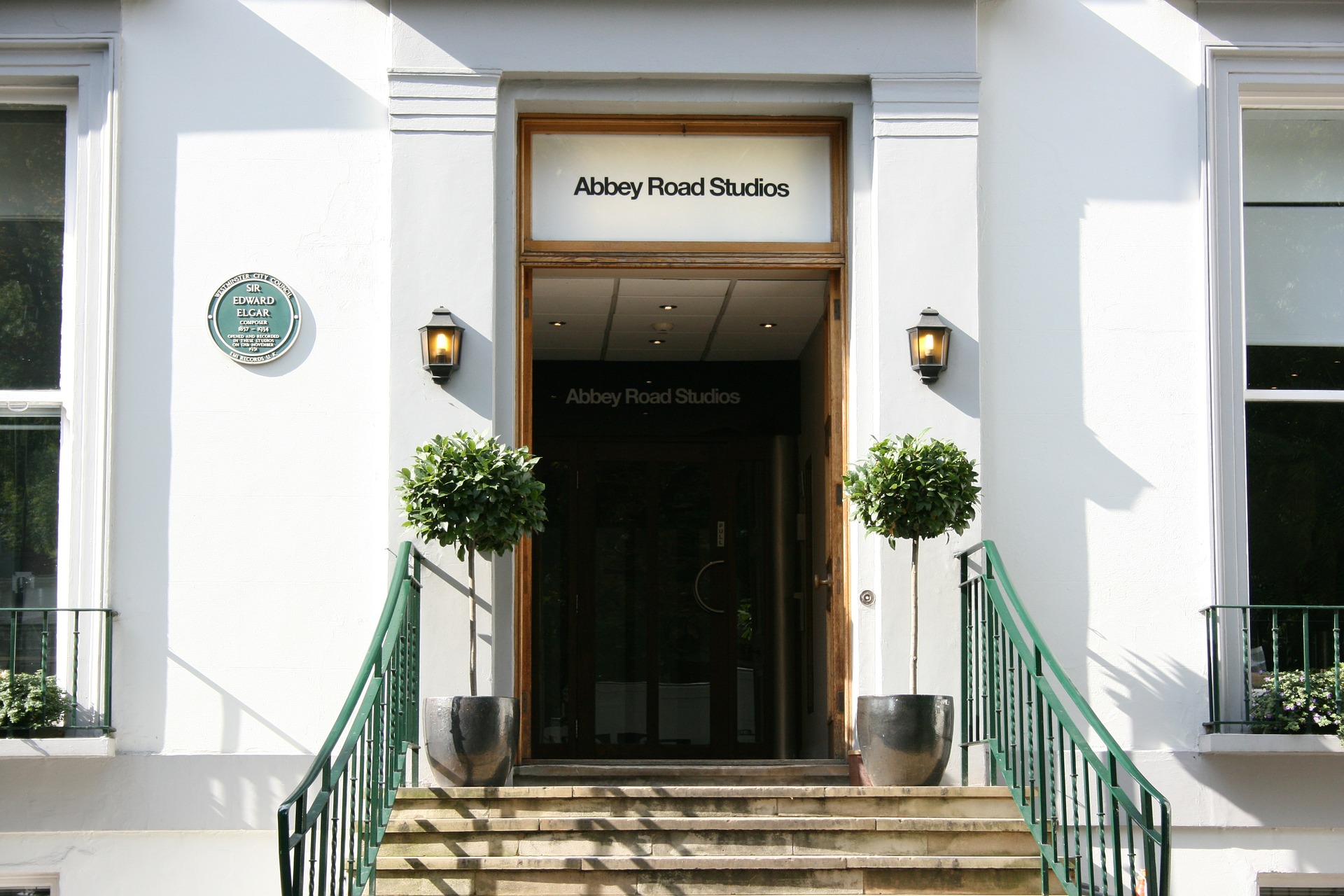 Eine Treppe führt hinaus zu dem Eingang des Abbey Road Studios.