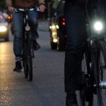 Hamburgs Polizei kontrolliert Fahrradfahrer Zwei Fahrräder im dunklen, ein Fahrrad mit Licht, eines ohne.